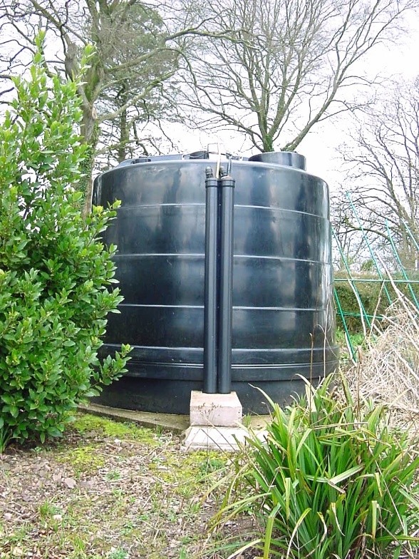 Water storage tank with ballvalve and pipework